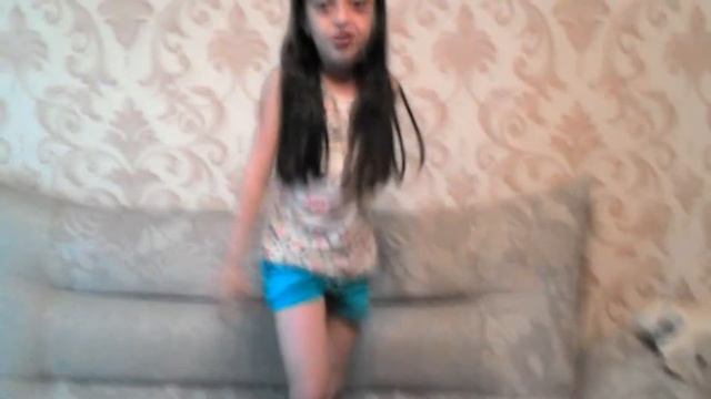 Девочка в 7 лет делает колесо, стоит на руках, садиться на шпагат !