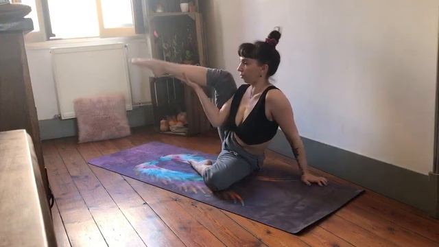 Middle split (écart facial) смотреть онлайн