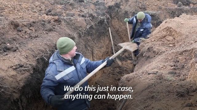 Ukrainian soldiers dig trenches in the face of Russian attacks | AFP смотреть онлайн