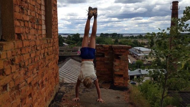 Стойка на руках на высоте смотреть онлайн