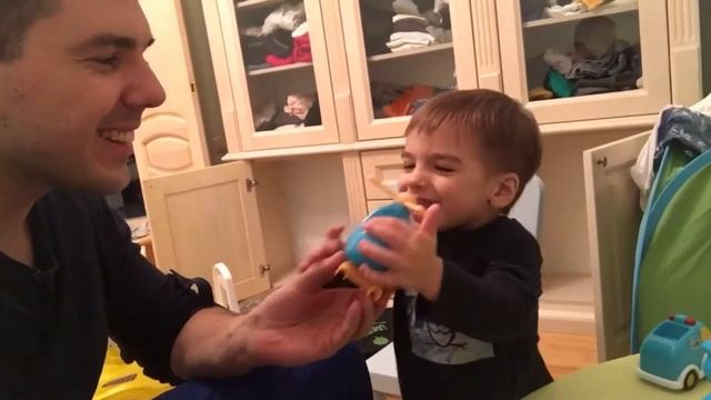 Лев играет и мучает Папу/Playing with Dad смотреть онлайн