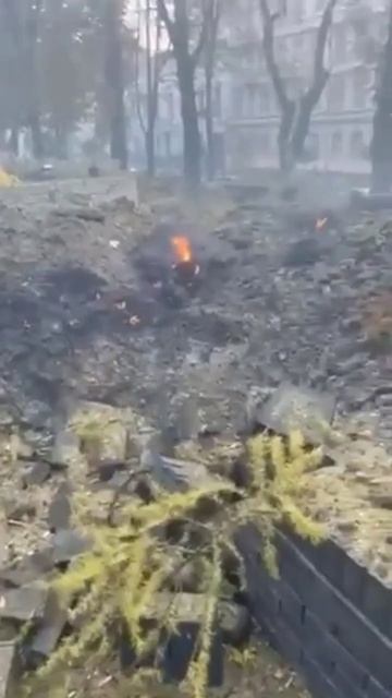В Киеве на месте детской площадки огромная воронка от удара российской ракетой #киев #украина смотреть онлайн