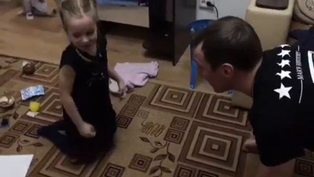 VLOG: Подкачка с папой/Strength Exercises with Dad смотреть онлайн