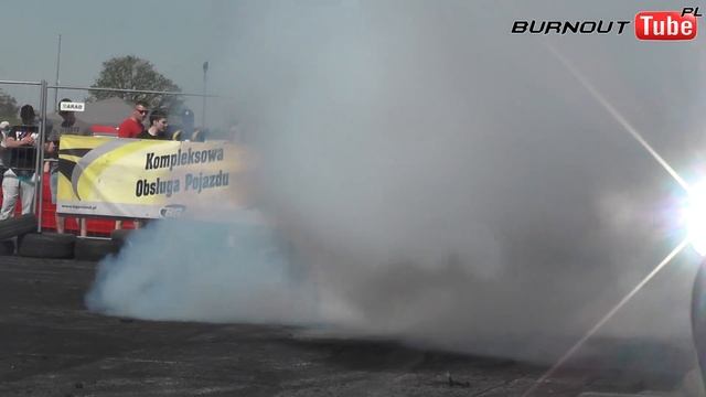 Palenie gumy i awaria BMW E36 4.4 V8 - Majówka z BMW 2024 Toruń смотреть онлайн