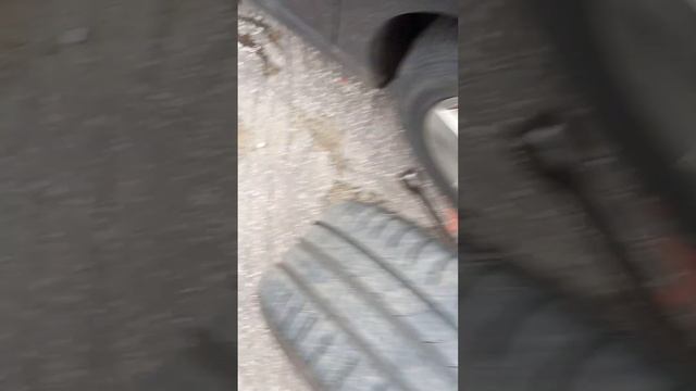 Как помочь себе открутить колёсные болты, если не хватает сил и нет помощника смотреть онлайн