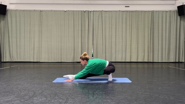 Розтягування. Як сісти на поздовжній шпагат. Заняття 1. смотреть онлайн