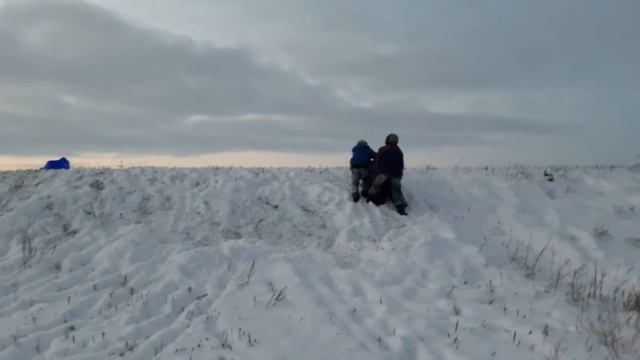 "Прикольное видео, как маленькая девочка не может забраться на горку" смотреть онлайн