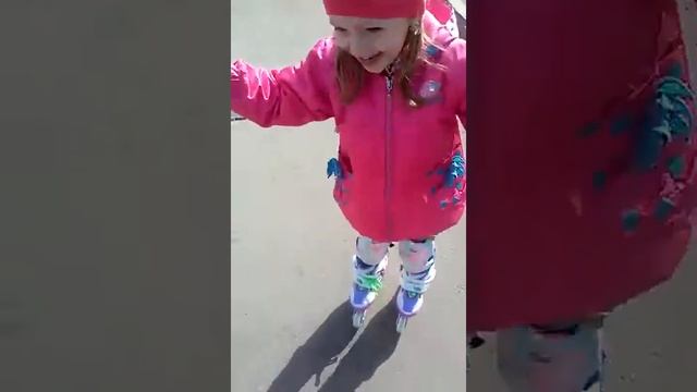 Как научить ребенка кататься на роликах) смотреть онлайн