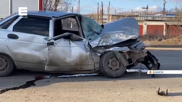 В Канске водителя легковушки ослепило солнцем и он влетел под «Камаз» смотреть онлайн