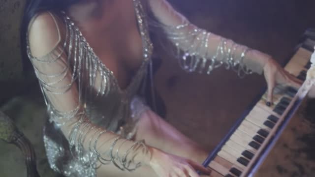 Viki Lee / Вики Ли - Snow Walker