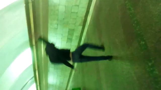 Акробатические трюки в Питерском метро смотреть онлайн