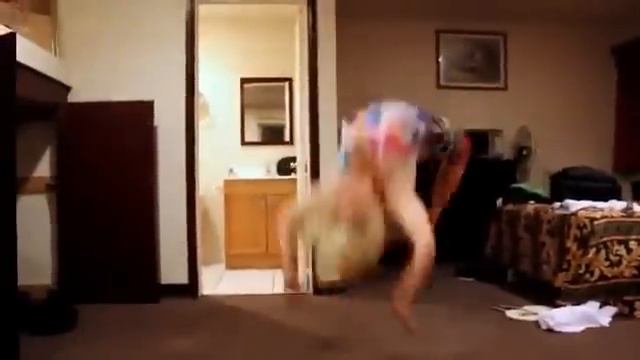 девушка делает сальто назад.mp4 смотреть онлайн