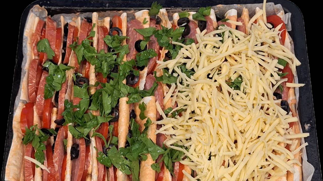 Такую толстую пиццу вы ещё не пробовали. Супер много начинки. Самая толстая пицца.