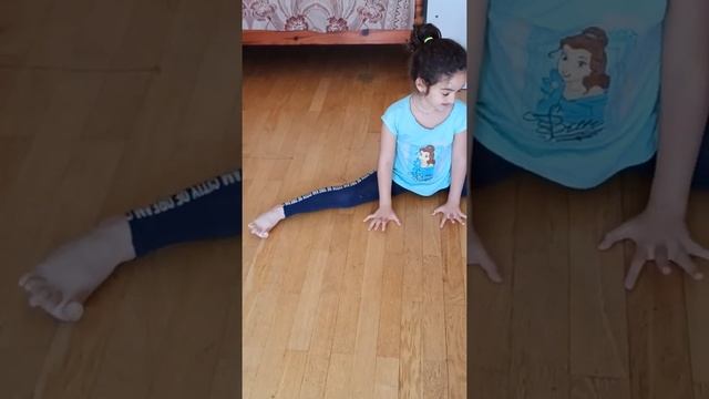 Варя учит садиться на шпагат) смотреть онлайн