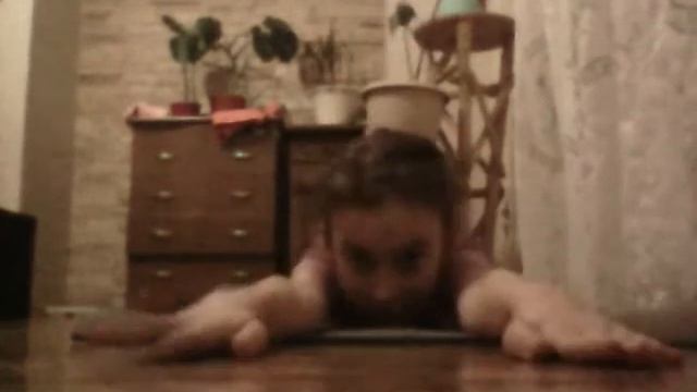 Как сесть на шпагат показывает Вика Like YouTube смотреть онлайн
