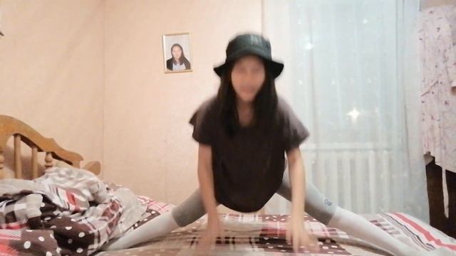 Учусь делать шпагат домой 😐 смотреть онлайн