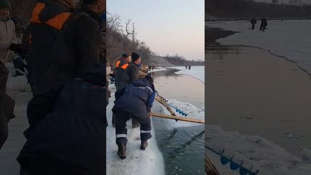 Оторвало лед рыбаки спасаются. смотреть онлайн