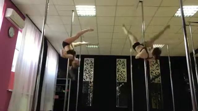 Пугач Илона и Якубовская Даша, тренера Royal Pole Dance работают над синхроном смотреть онлайн