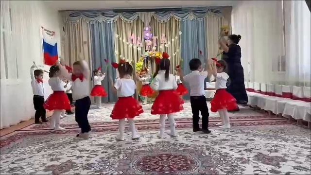 Танец с цветочками🌺
Вторая младшая группа смотреть онлайн