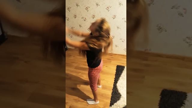 показываю как делаю поперечный шпагат😋 смотреть онлайн