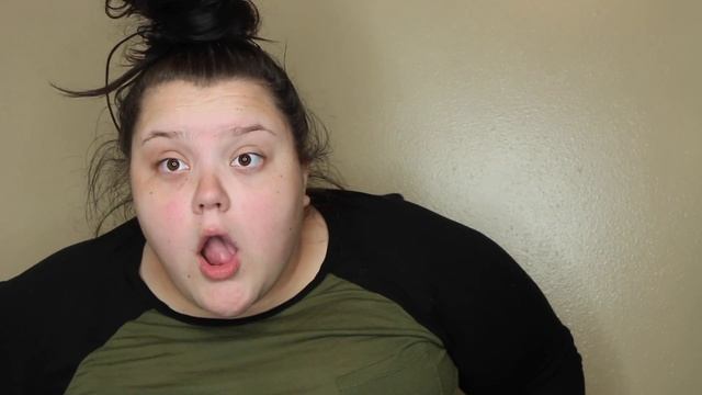 REACTING TO HATE COMMENTS | AM I FAT?.. смотреть онлайн