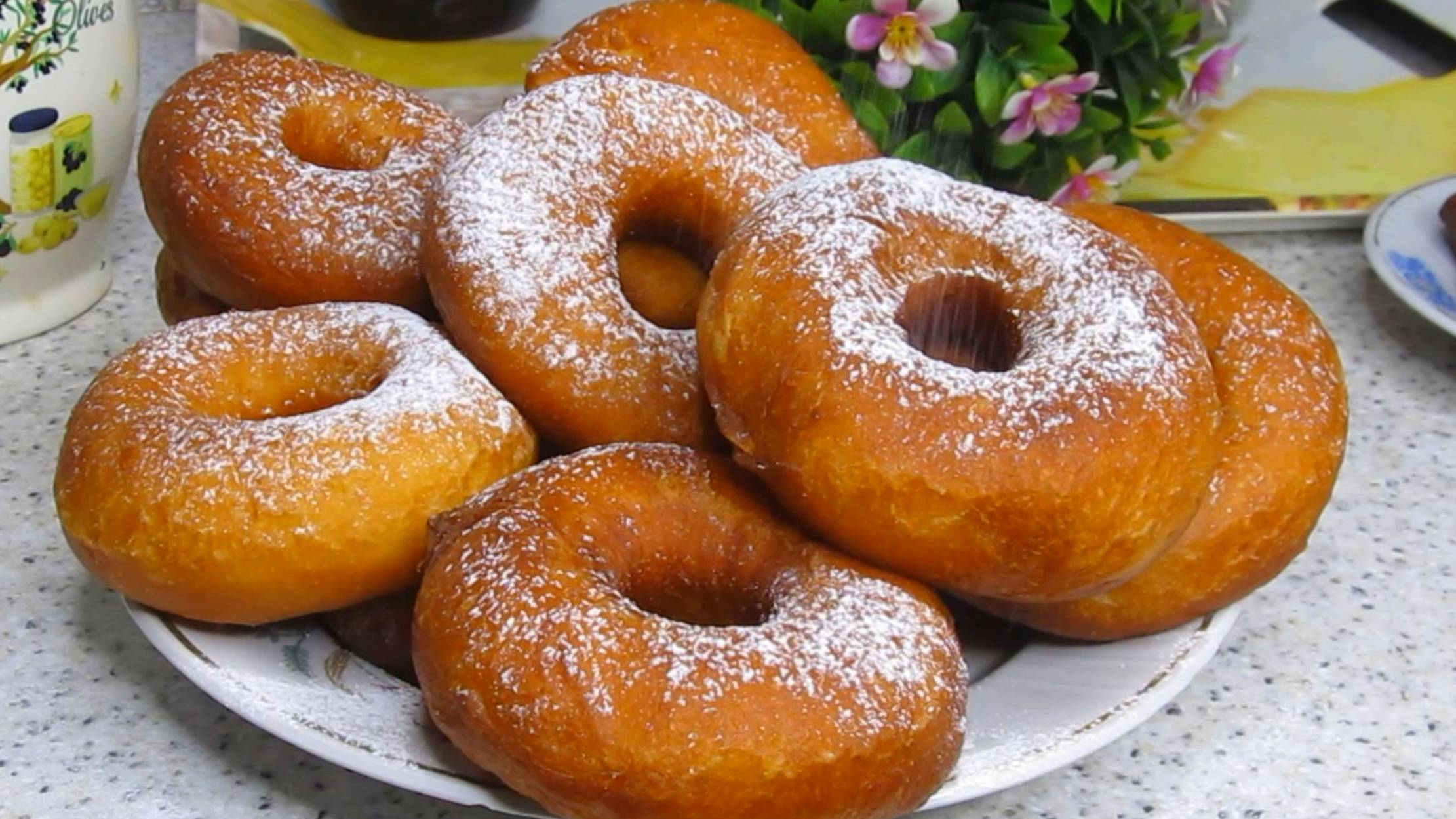 Пончики самый вкусный рецепт. Его кусаешь и глаза закрываешь. Тесто просто пух. С молоком они чудо! смотреть онлайн