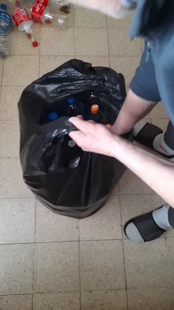 Упаковка пластиковых бутылок - 2... смотреть онлайн