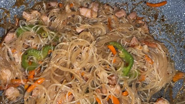 Готовим фунчозу с мясом и овощами смотреть онлайн
