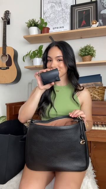 what’s in my bag! #whatsinmybag #whatsinmypurse #essentials #purse #bags смотреть онлайн