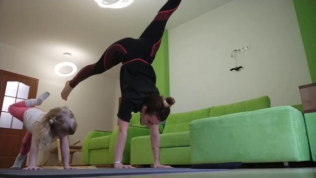 Шпагат и стойка на руках смотреть онлайн