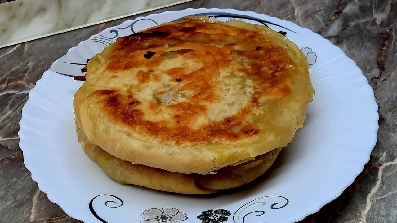 Вкуснейшие ЛЕПЕШКИ С ЛУКОМ НА СКОВОРОДЕ! Проще не бывает!! смотреть онлайн