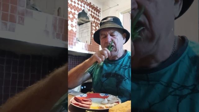 На перекус котлета по-киевски, сало, колбаса и пирожок, приятного всем аппетита. смотреть онлайн