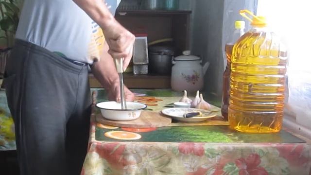 Два полезных и простых способа употребления чеснока. Мужчина готовит. смотреть онлайн