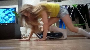 учимся Как садиться на шпагат😊