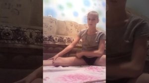 Учимся садиться на шпагат)))