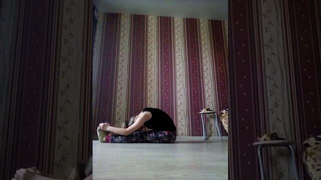 ВИДЕО УРОК. Как сесть на продольный шпагат на правую и на левую ногу? смотреть онлайн