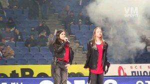 Sigma Boy в исполнении Betsy (Светланы Чертищевой) и Марии Янковской перед товарищеским матчем.