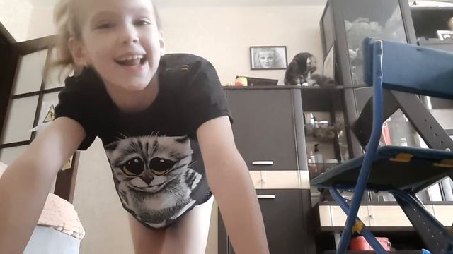 Саажусь на шпагат 🩷(♥ω♥*) смотреть онлайн
