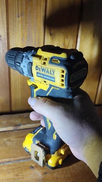 Аккумуляторная дрель-шуруповерт DeWALT DCD701D2 смотреть онлайн
