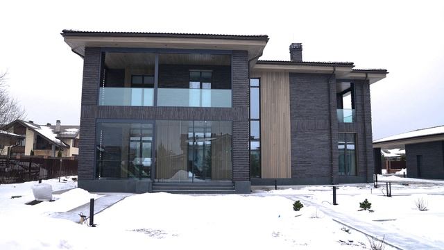 Фасад современного дома из ясеня с камнем от Thermodecking смотреть онлайн