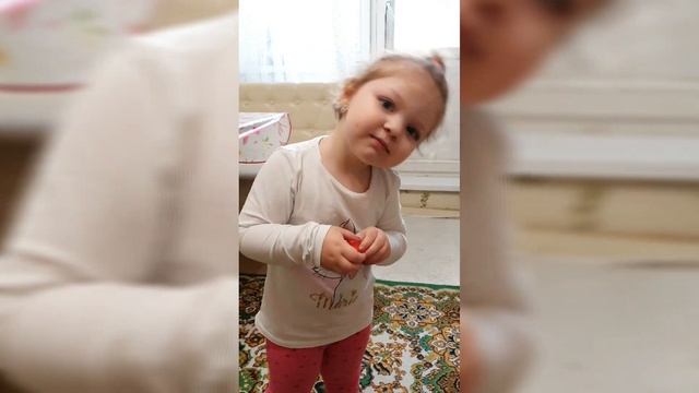 Так Сафия учиться садиться на шпагат! So Safia learns to sit on the splits! смотреть онлайн