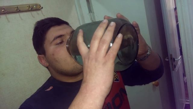 3 литра воды залпом, за 60 секунд !!! смотреть онлайн