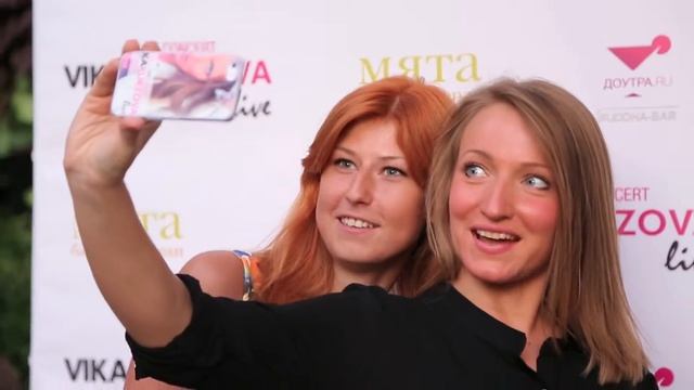 Вика Курзова/VIKA KURZOVA и ее шпагат в ресторане МЯТА смотреть онлайн