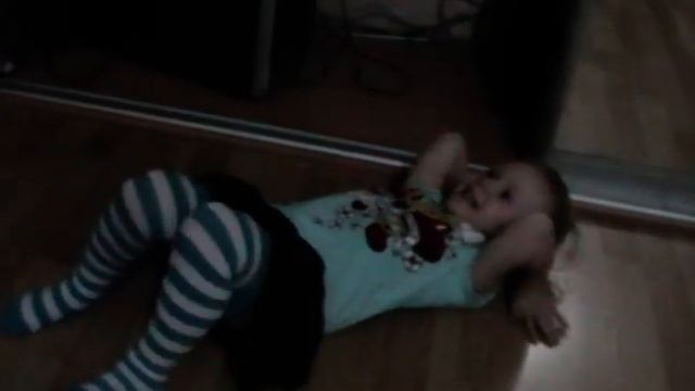 Саше 2 годика. Шпагат и мостик!.AVI смотреть онлайн