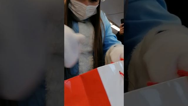 Дед Мороз и Снегурочка раздают подарки в электричке смотреть онлайн