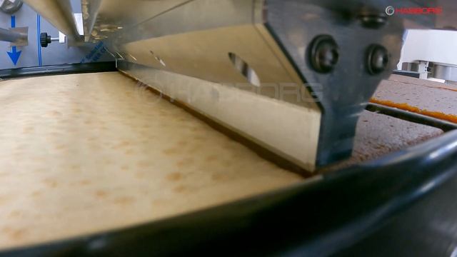 Sponge tops slat and an example of ready product covered with marmalade. смотреть онлайн