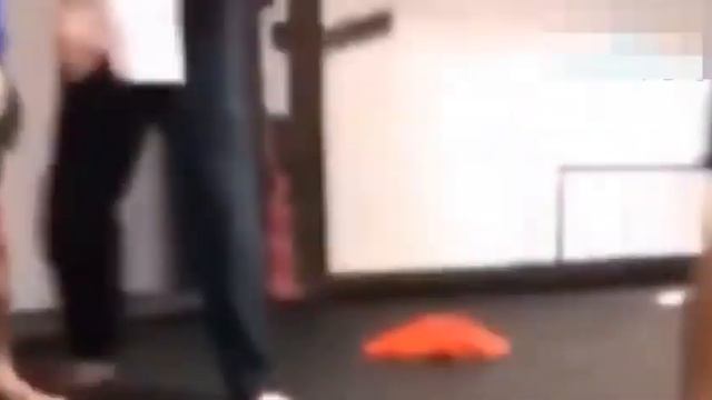 57-летний Ван Дамм ударил экс-чемпиона UFC в спарринге. Парень взбесился смотреть онлайн