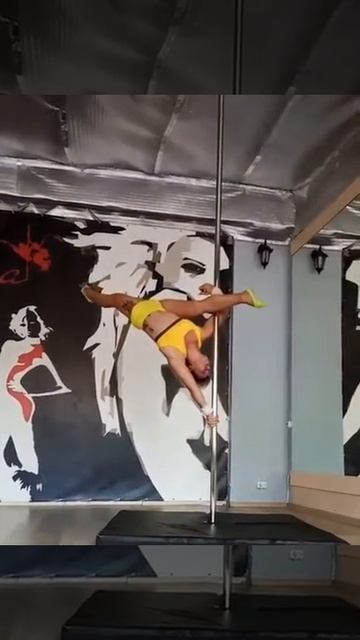 Красивый шпагат с локтевым захватом смотреть онлайн