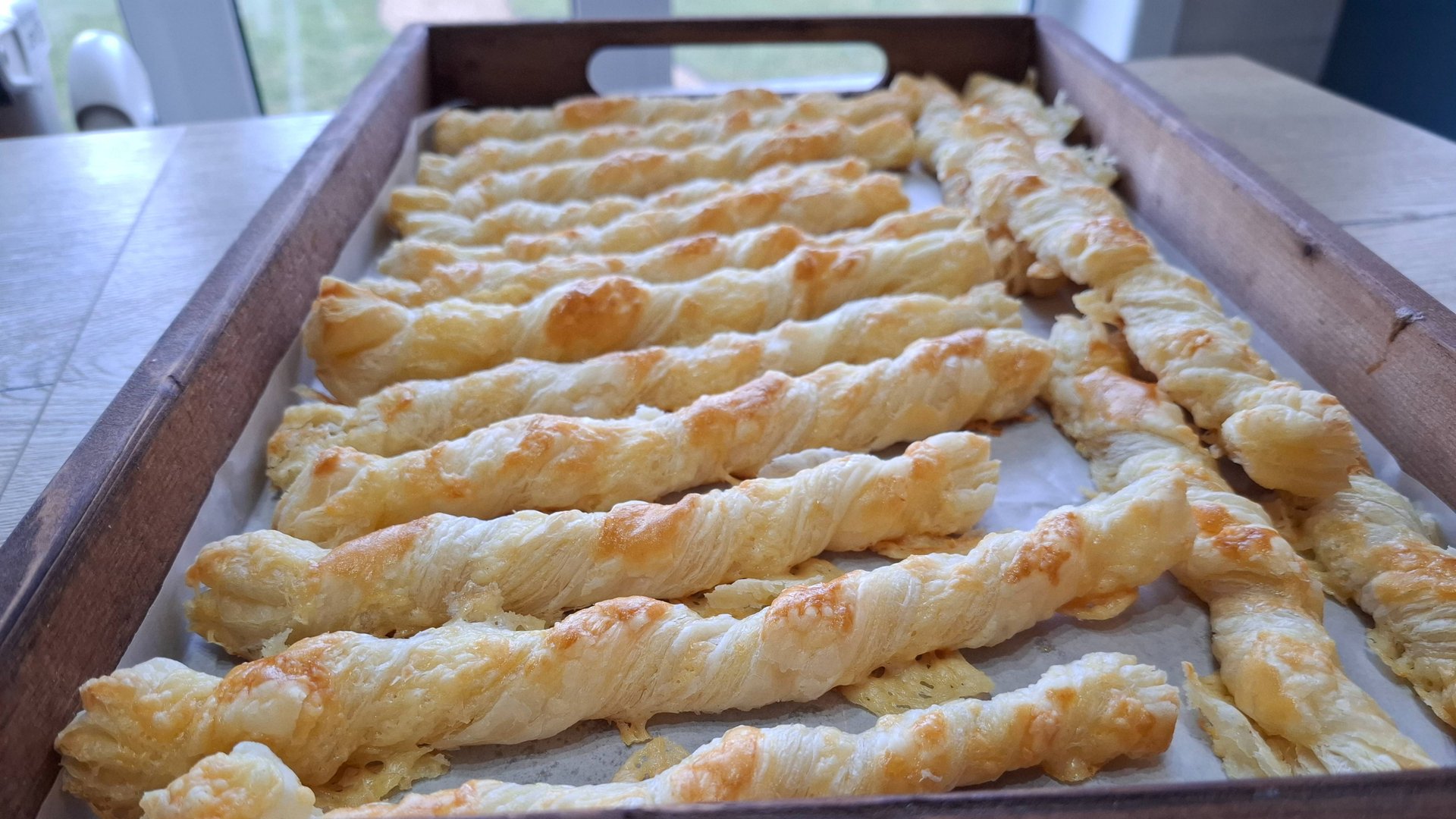 За обе щеки