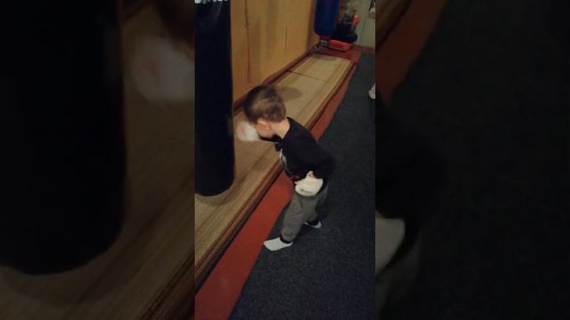 Дима 5 лет(работа на мешке) смотреть онлайн